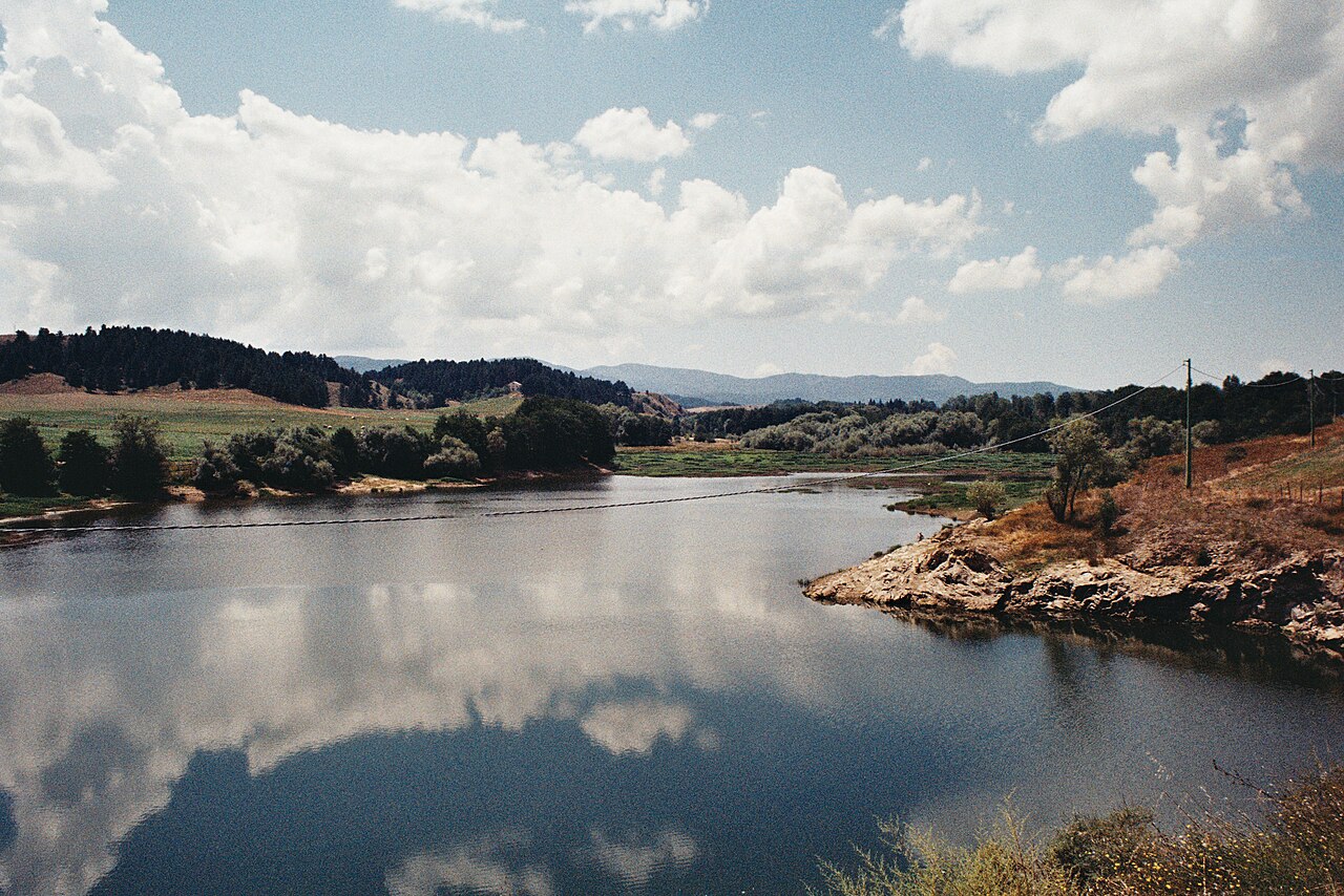 Il Lago Cecita, nella Sila calabrese, sotto un cielo con nuvole bianche